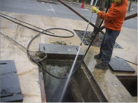 泸水池底污泥如何清理